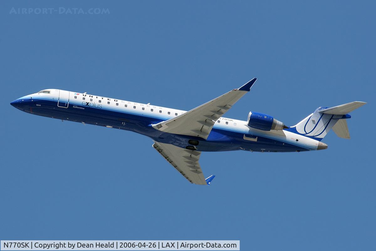 N770SK, 2006 Canadair CL-600-2C10 Regional Jet CRJ-700 C/N 10243, United Express (Skywest Airlines) N770SK (FLT SKW6492) climbing out from RWY 25R enroute to Colorado Springs Municipal Airport (KCOS), Colorado.