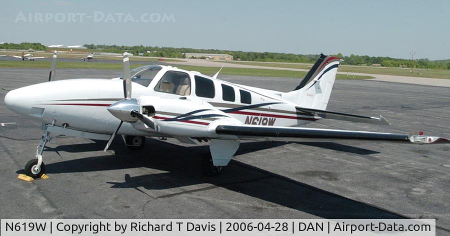 N619W, 2001 Raytheon Aircraft Company 58 C/N TH-2021, Raytheon 58 in Danville Va.