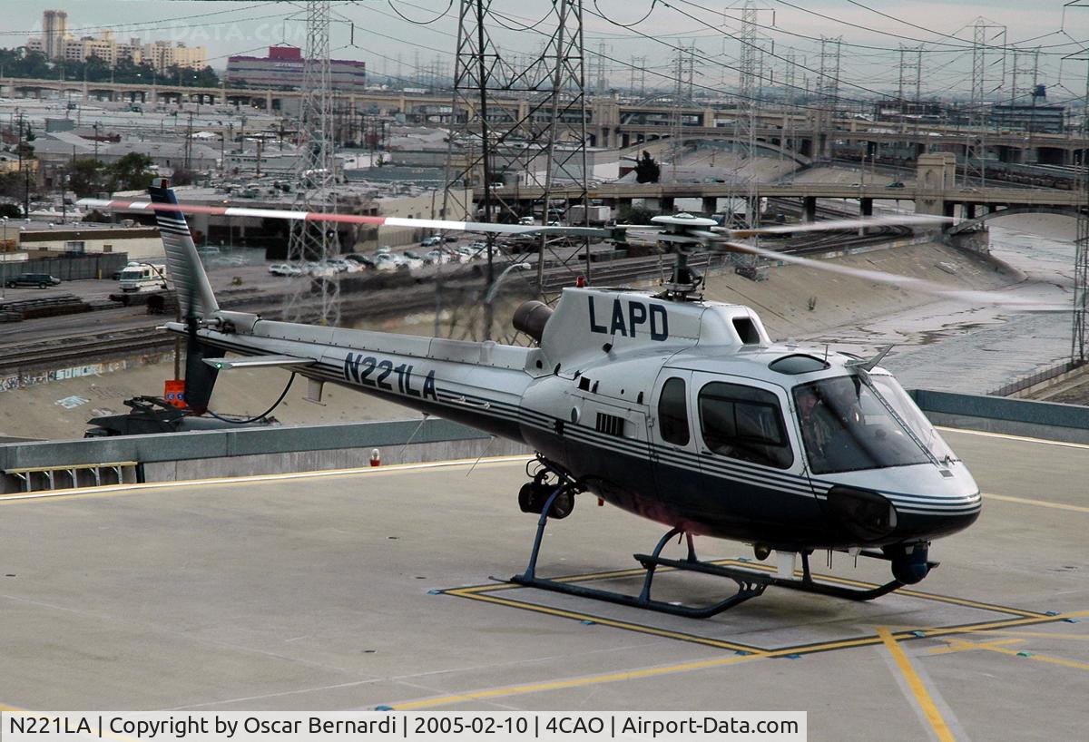 N221LA, 2000 Eurocopter AS-350B-2 Ecureuil C/N 3220, At home-base, ready for take-off!