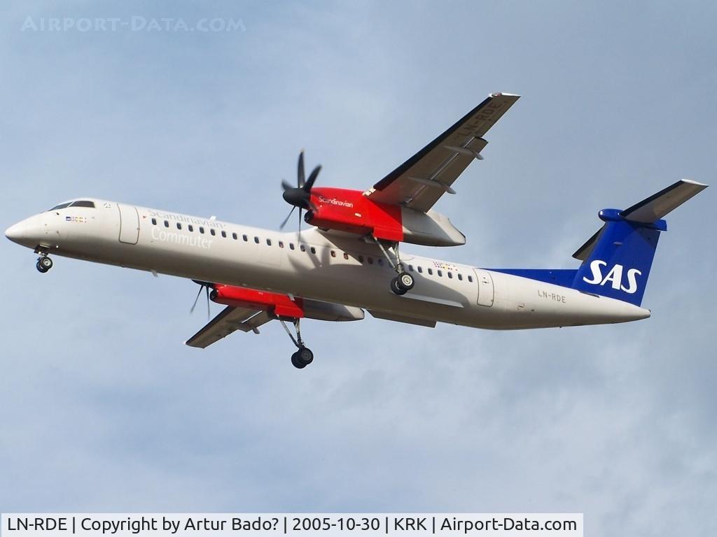 LN-RDE, 2000 De Havilland Canada DHC-8-402Q Dash 8 Dash 8 C/N 4020, landing rwy 25 - SAS