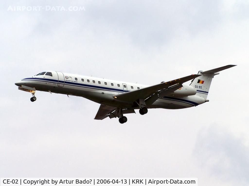CE-02, 2001 Embraer ERJ-135LR (EMB-135LR) C/N 145480, Belgian Air Force landing on rwy 25
