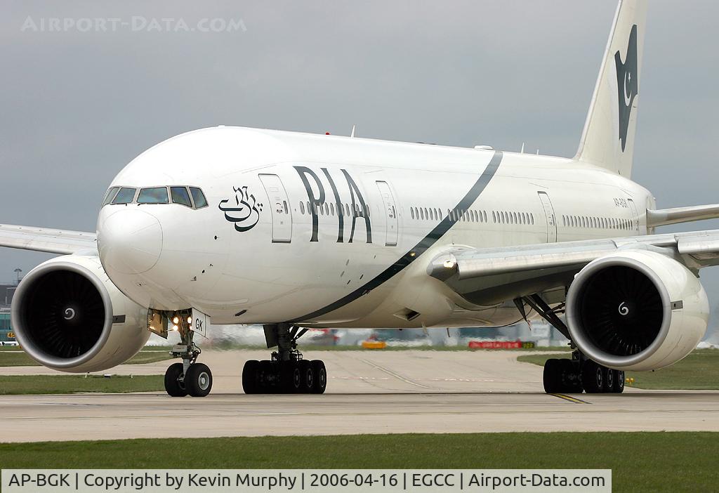 AP-BGK, 2004 Boeing 777-240/ER C/N 33776, At the threshold of 24L.