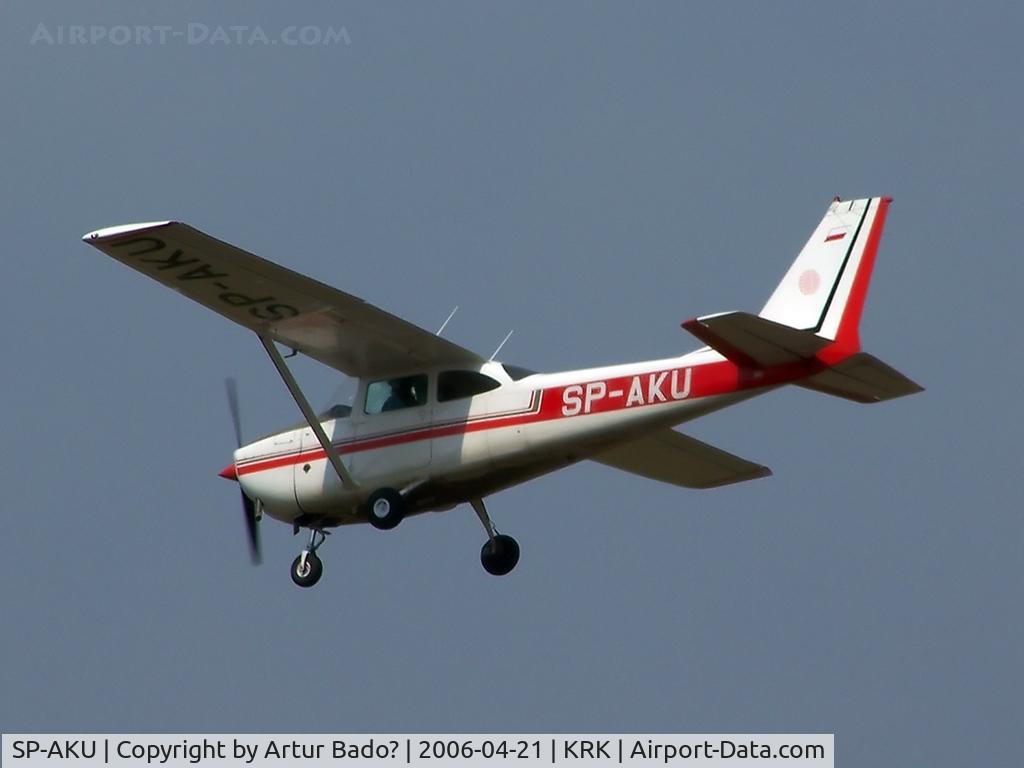 SP-AKU, Reims F172H Skyhawk C/N 0408, landing on rwy 25