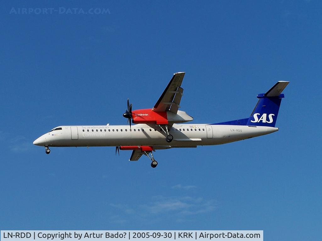 LN-RDD, 1999 De Havilland Canada DHC-8-402Q Dash 8 C/N 4009, SAS - landing on rwy 25