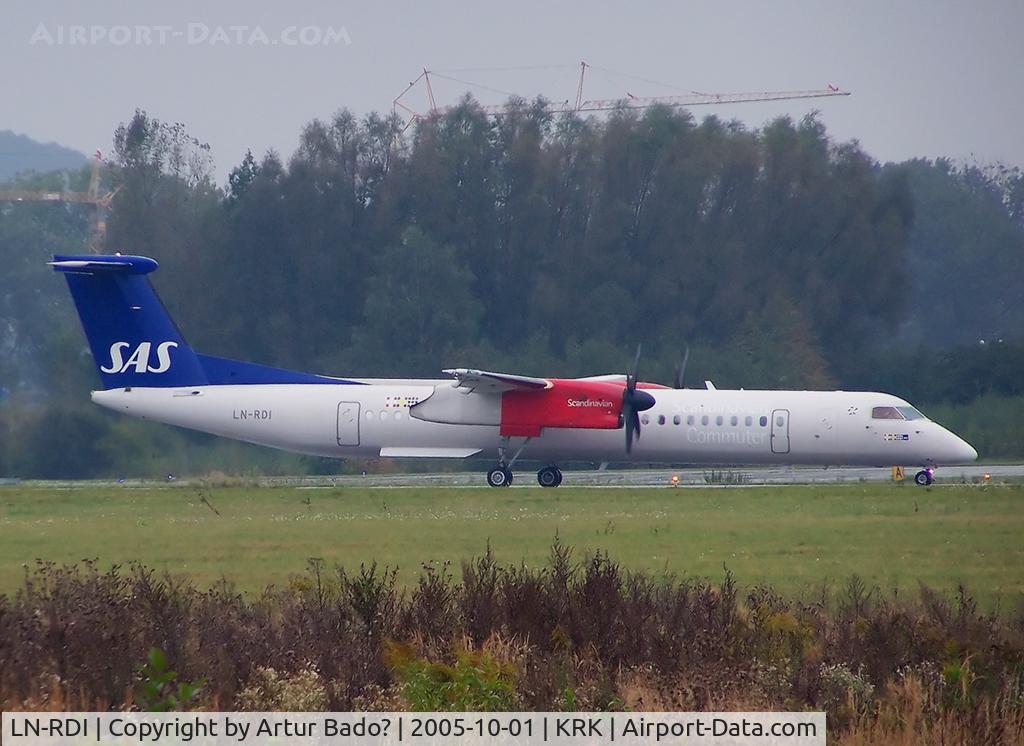 LN-RDI, 2000 De Havilland Canada DHC-8-402Q Dash 8 C/N 4024, SAS - ready for departure from rwy 25