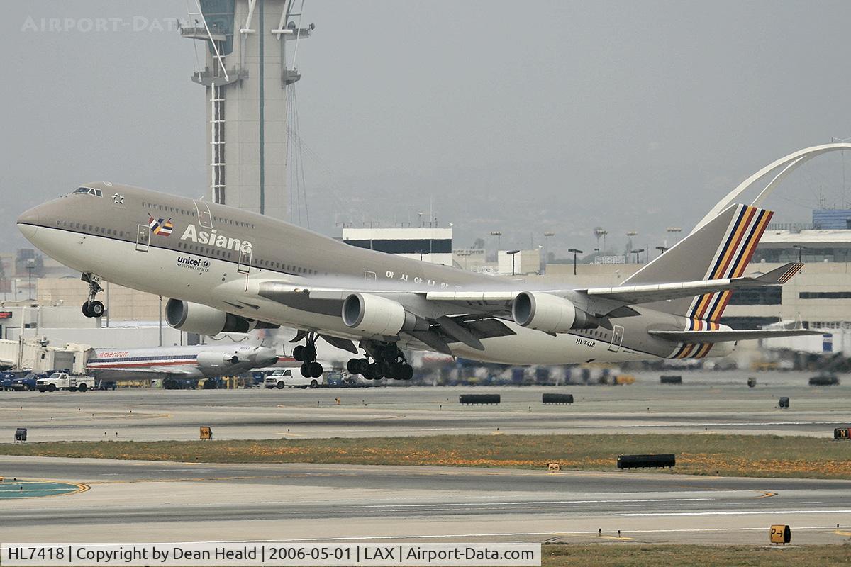 HL7418, 1994 Boeing 747-48E C/N 25780, Asiana HL7418 (FLT AAR201) departing LAX RWY 25R (on a foggy, overcast day), enroute to Incheon Int'l (RKSI) - Seoul, Korea.  Note the condensation on the upper surface of the wing.