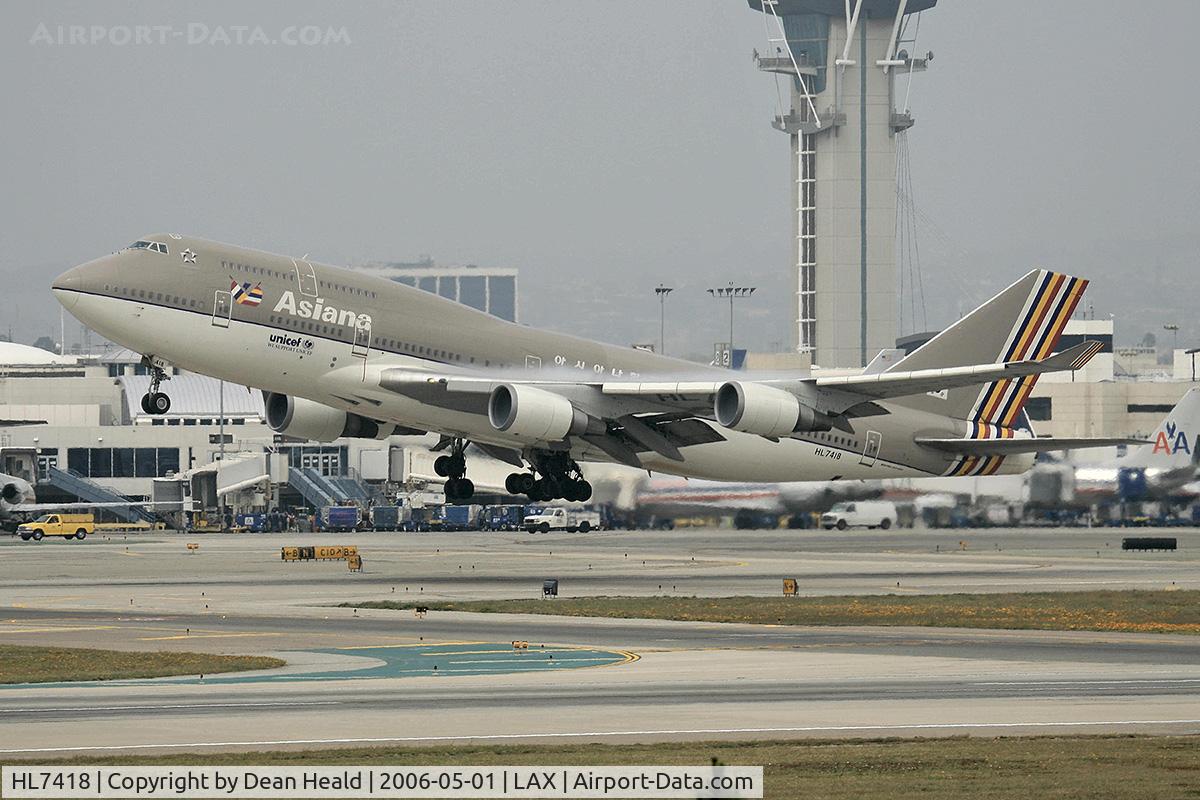 HL7418, 1994 Boeing 747-48E C/N 25780, Asiana HL7418 (FLT AAR201) departing LAX RWY 25R (on a foggy, overcast day), enroute to Incheon Int'l (RKSI) - Seoul, Korea. Note the condensation on the upper surface of the wing.