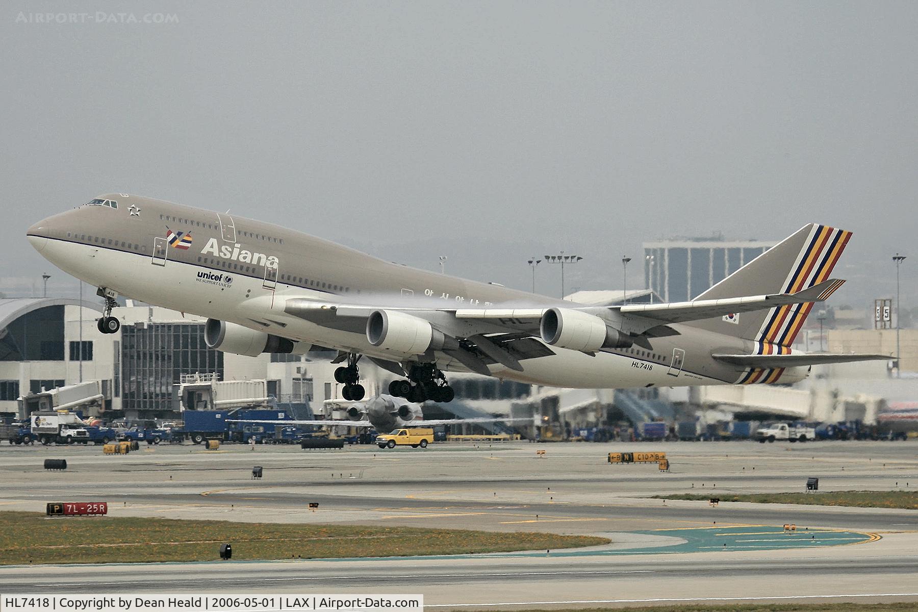 HL7418, 1994 Boeing 747-48E C/N 25780, Asiana HL7418 (FLT AAR201) departing LAX RWY 25R (on a foggy, overcast day), enroute to Incheon Int'l (RKSI) - Seoul, Korea. Note the condensation on the upper surface of the wing.