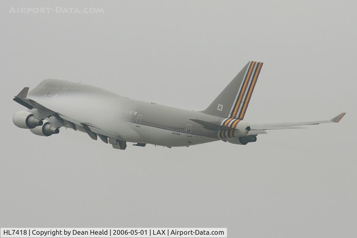 HL7418, 1994 Boeing 747-48E C/N 25780, Asiana HL7418 (FLT AAR201) departing LAX RWY 25R (on a foggy, overcast day), enroute to Incheon Int'l (RKSI) - Seoul, Korea. Note the condensation on the upper surface of the wing.