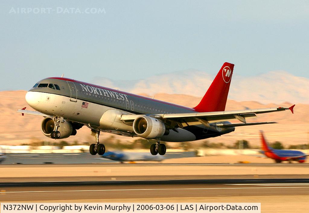 N372NW, 2001 Airbus A320-212 C/N 1633, Beautiful light in Las Vegas.