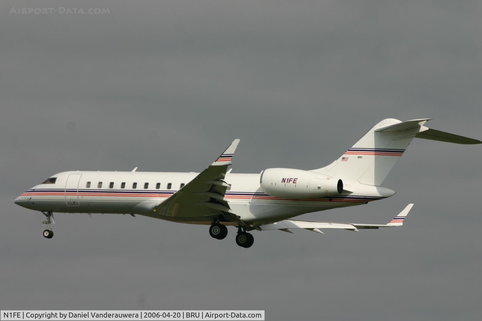 N1FE, 2001 Bombardier BD-700-1A10 Global Express C/N 9091, short before landing on rnw 25L