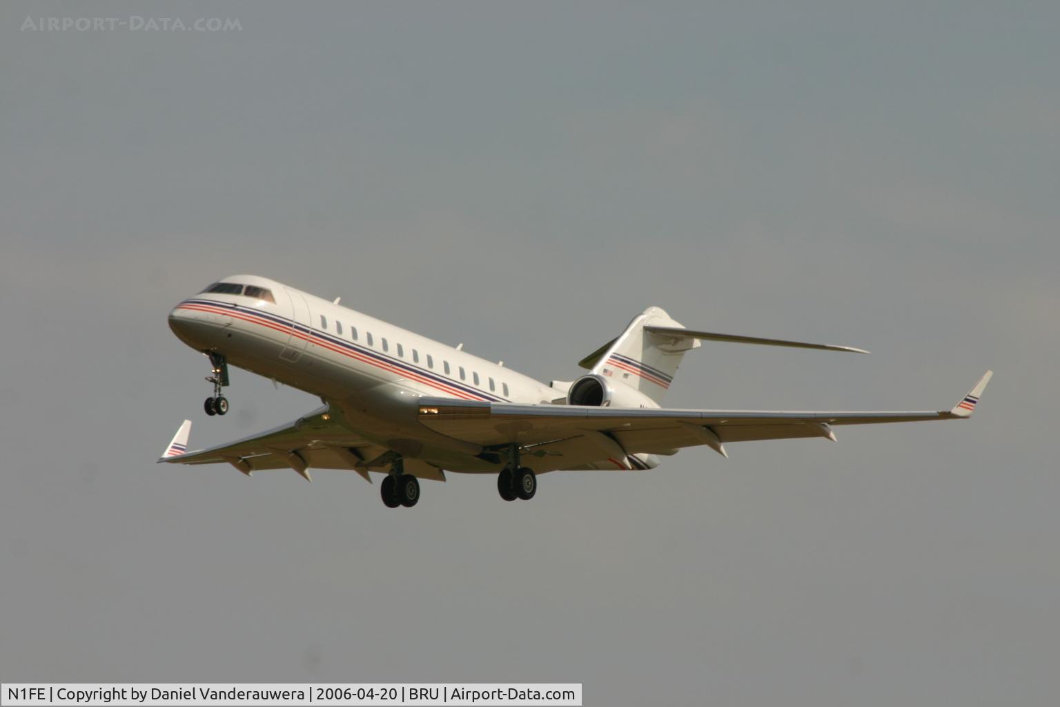 N1FE, 2001 Bombardier BD-700-1A10 Global Express C/N 9091, arrival on rnw 25L