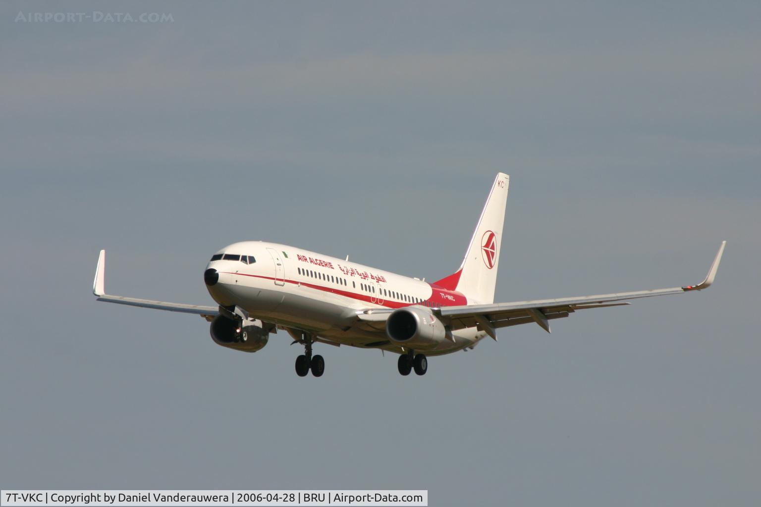 7T-VKC, 2005 Boeing 737-8D6 C/N 34166, arrival on rnw 25L