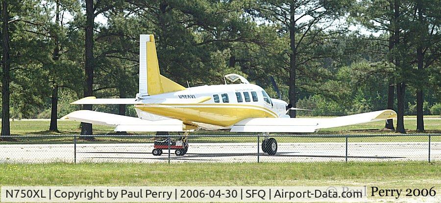 N750XL, 2004 Pacific Aerospace 750XL C/N 109, Preparations are well under way.  Not to just get a shot of the egress of the divers!