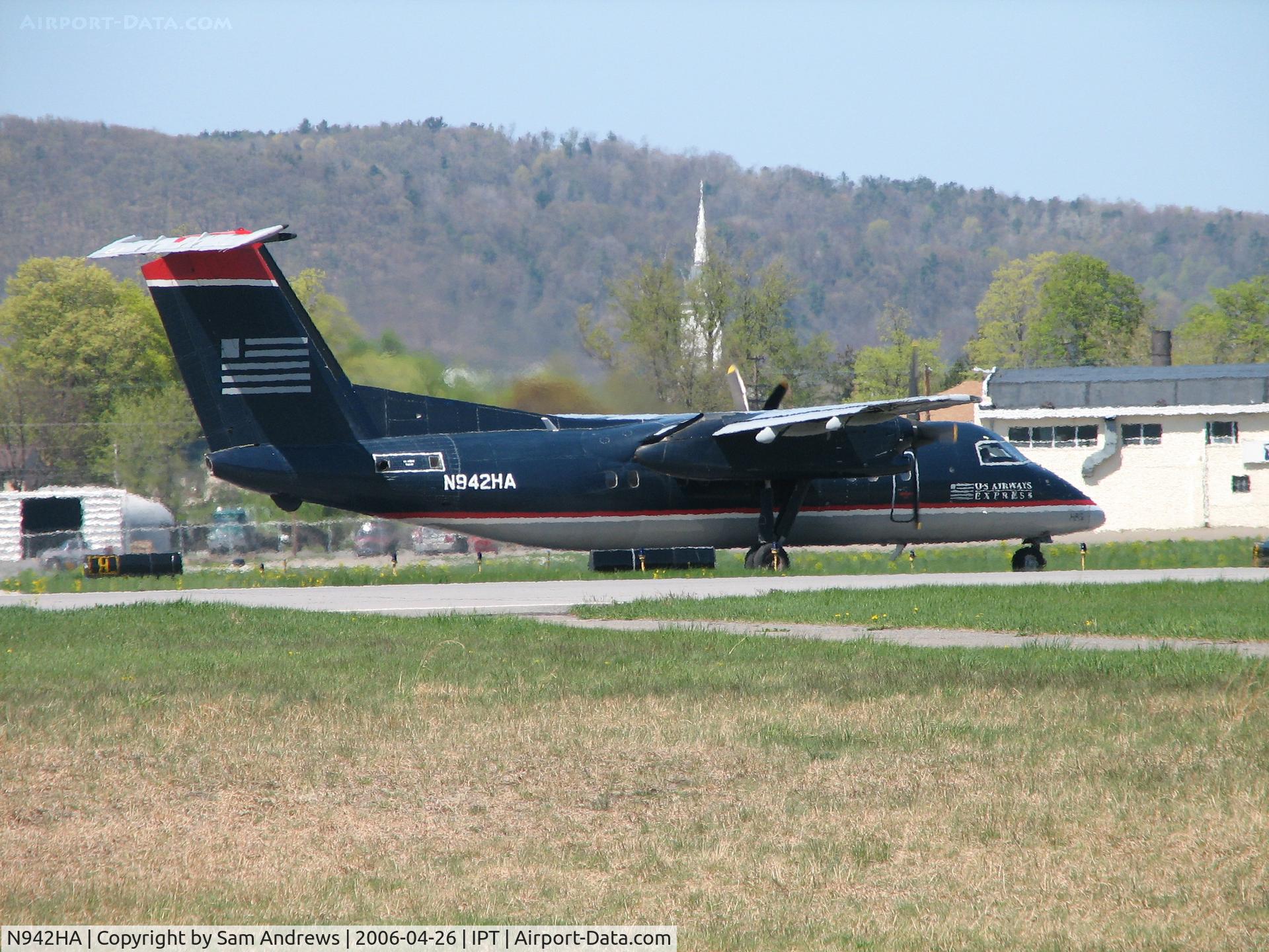 N942HA, 1989 De Havilland Canada DHC-8-102 Dash 8 Dash 8 C/N 163, taxiing to the terminal