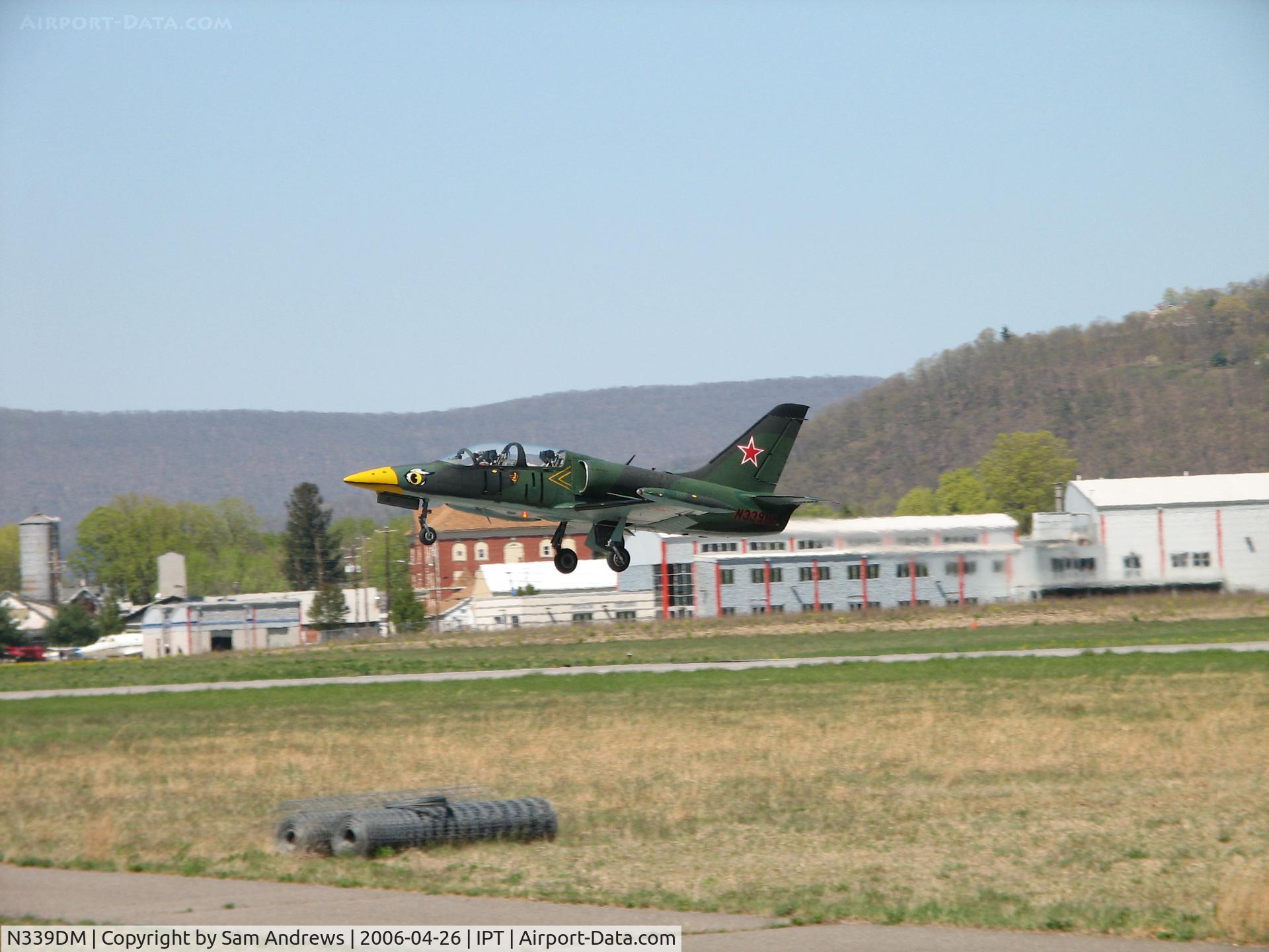 N339DM, Aero L-39C Albatros C/N 132020, Climbing out