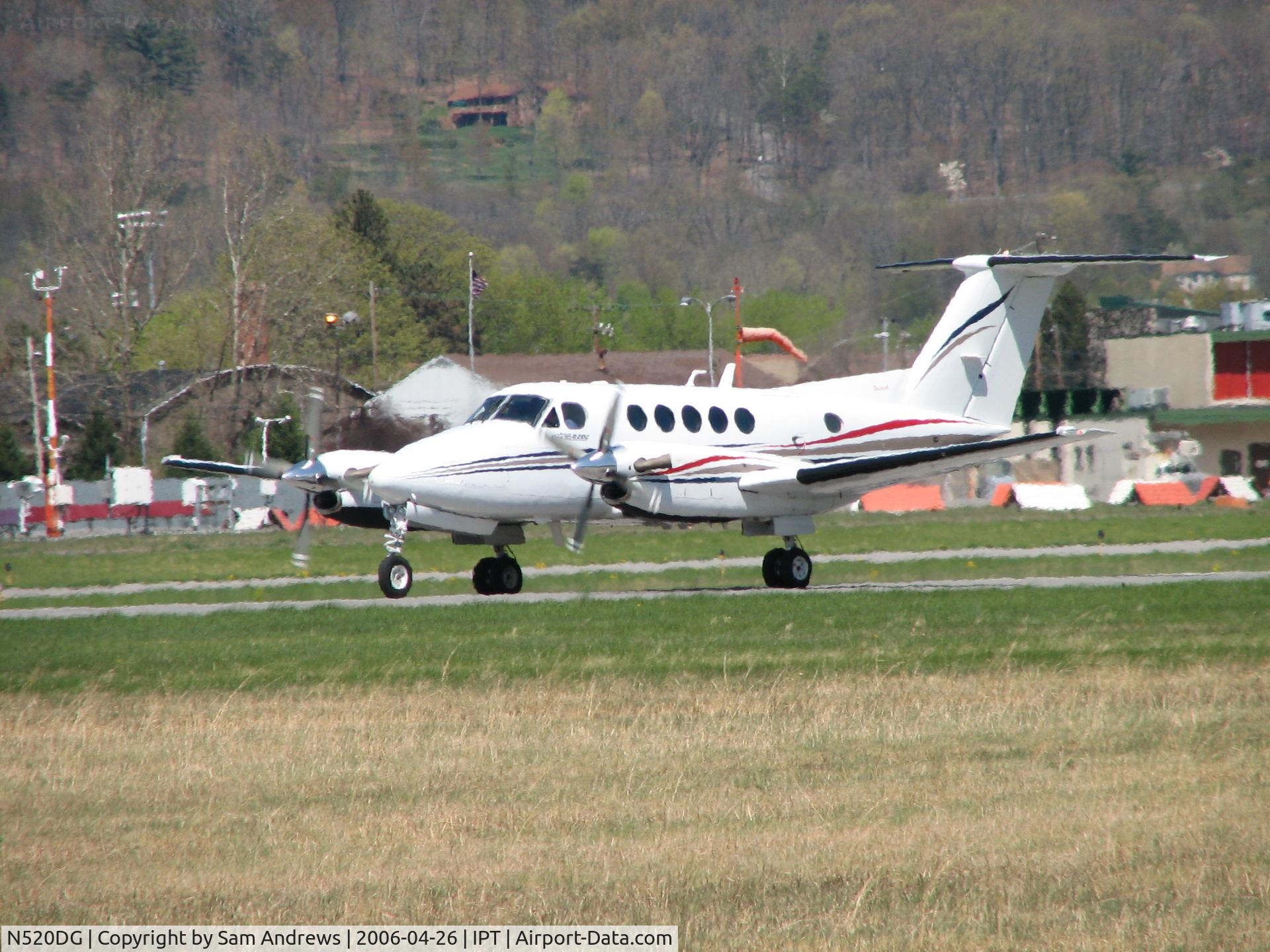 N520DG, 2001 Beech B200 King Air C/N BB-1753, Arriving 27