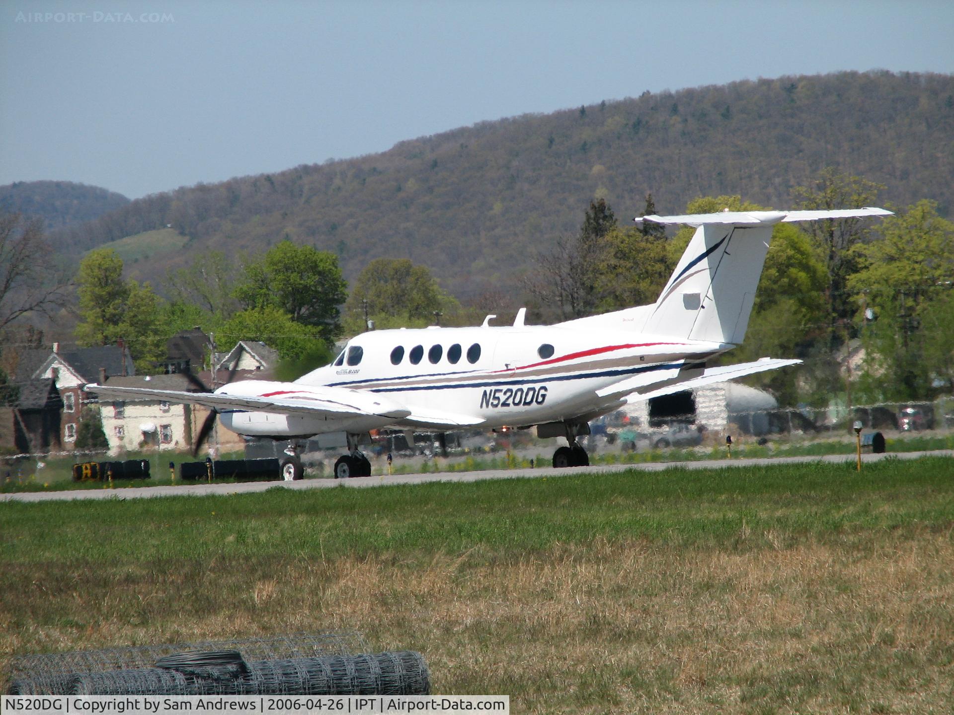 N520DG, 2001 Beech B200 King Air C/N BB-1753, Heading to the ramp
