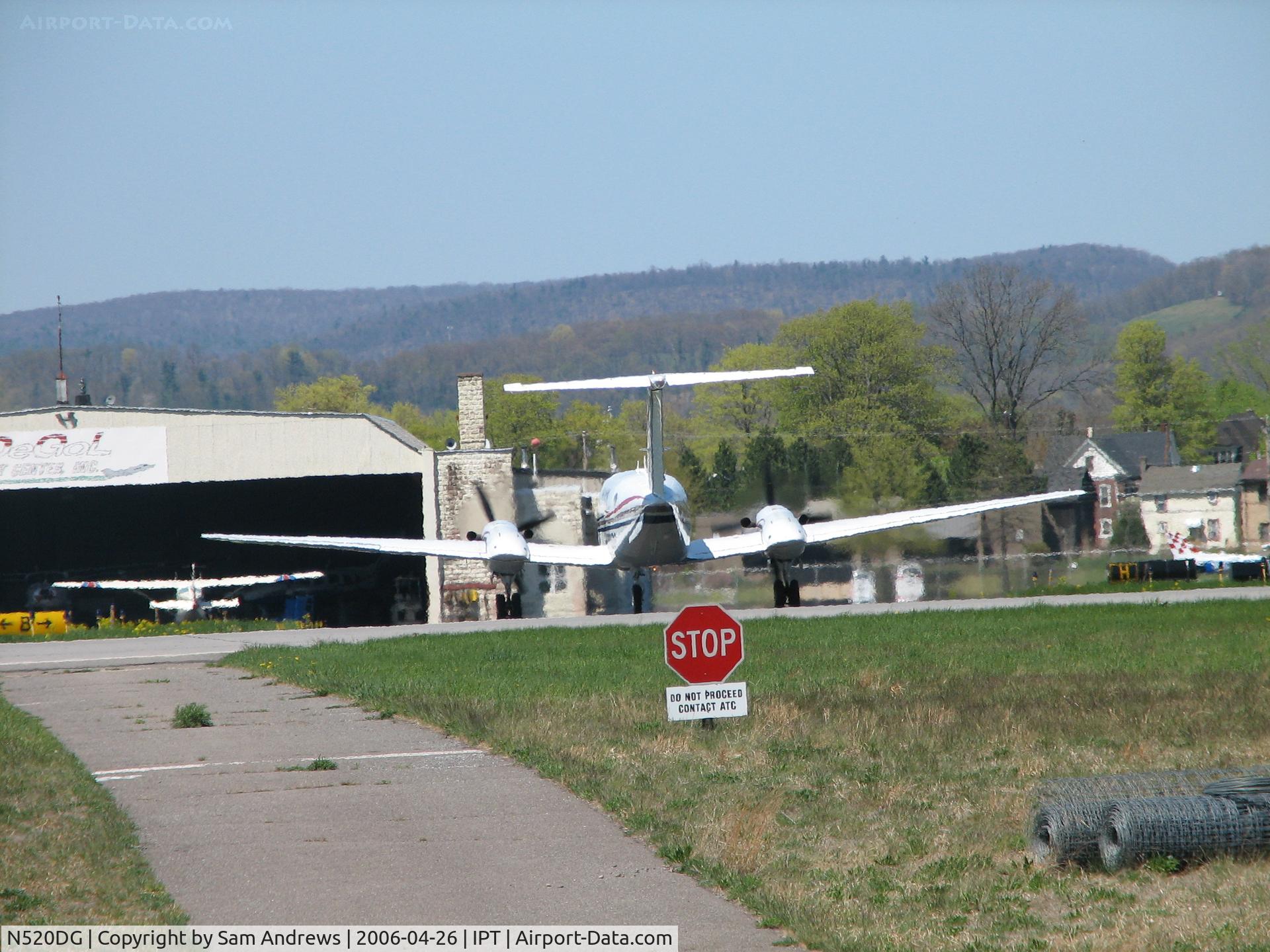 N520DG, 2001 Beech B200 King Air C/N BB-1753, Rear view Heading to the ramp