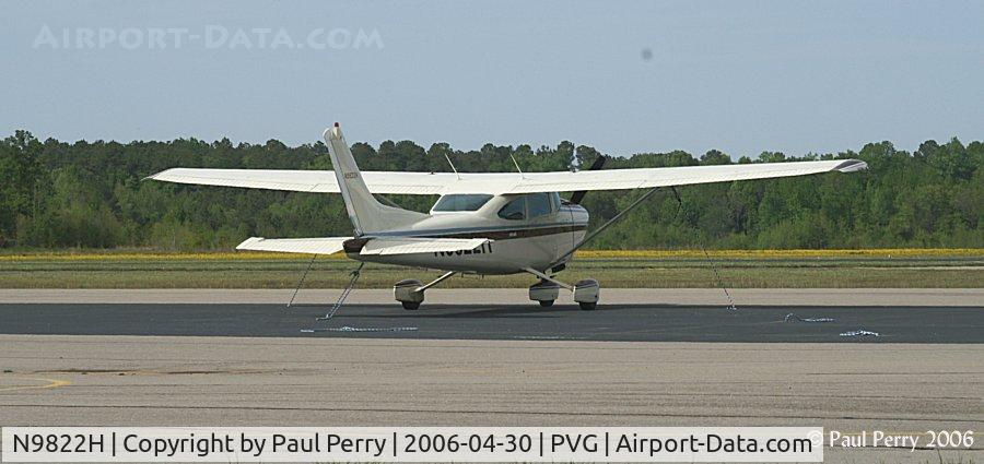 N9822H, 1981 Cessna 182R Skylane C/N 18268051, Tied down and left for the weekend apparently