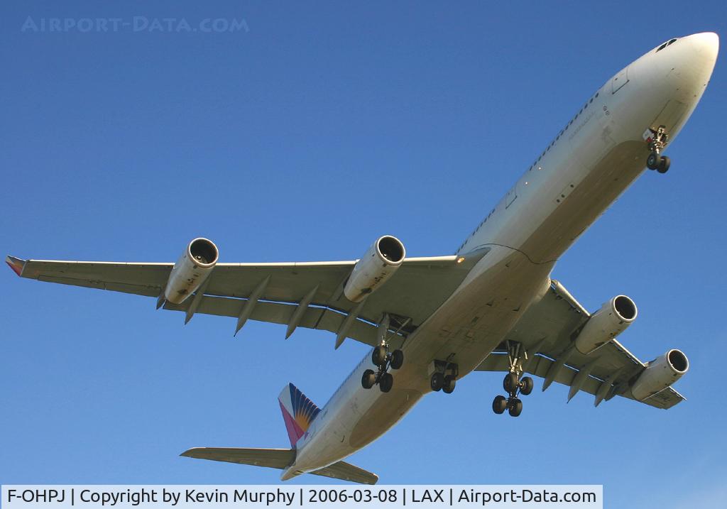 F-OHPJ, 1997 Airbus A340-313X C/N 173, Philipino A.340 passing the IN & Out burger place at LAX.