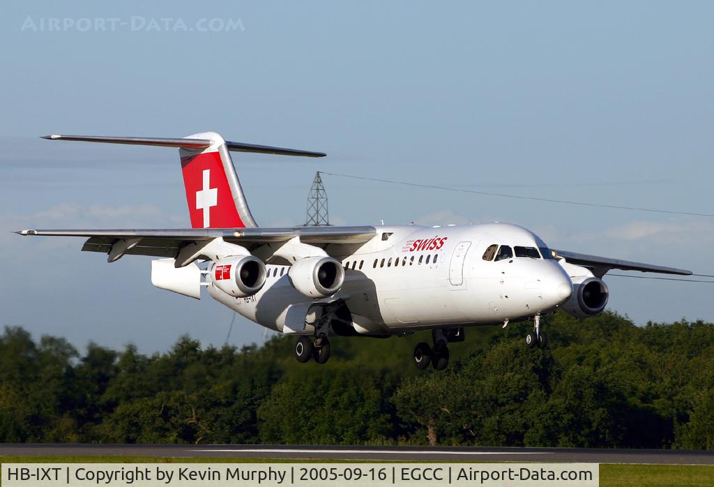 HB-IXT, 1995 British Aerospace Avro 146-RJ100 C/N E3259, Gliding into 06R.