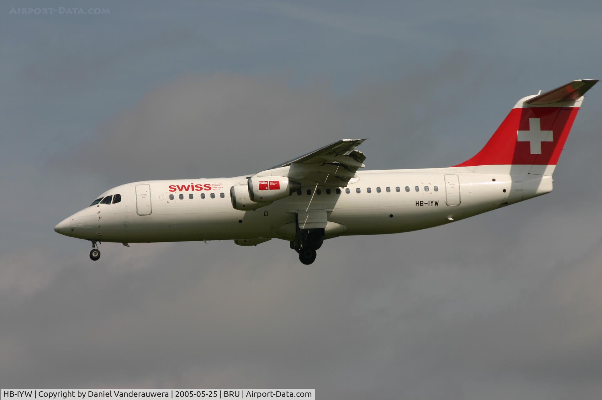 HB-IYW, 1999 British Aerospace Avro 146-RJ100 C/N E3359, short to land on rnw 25L