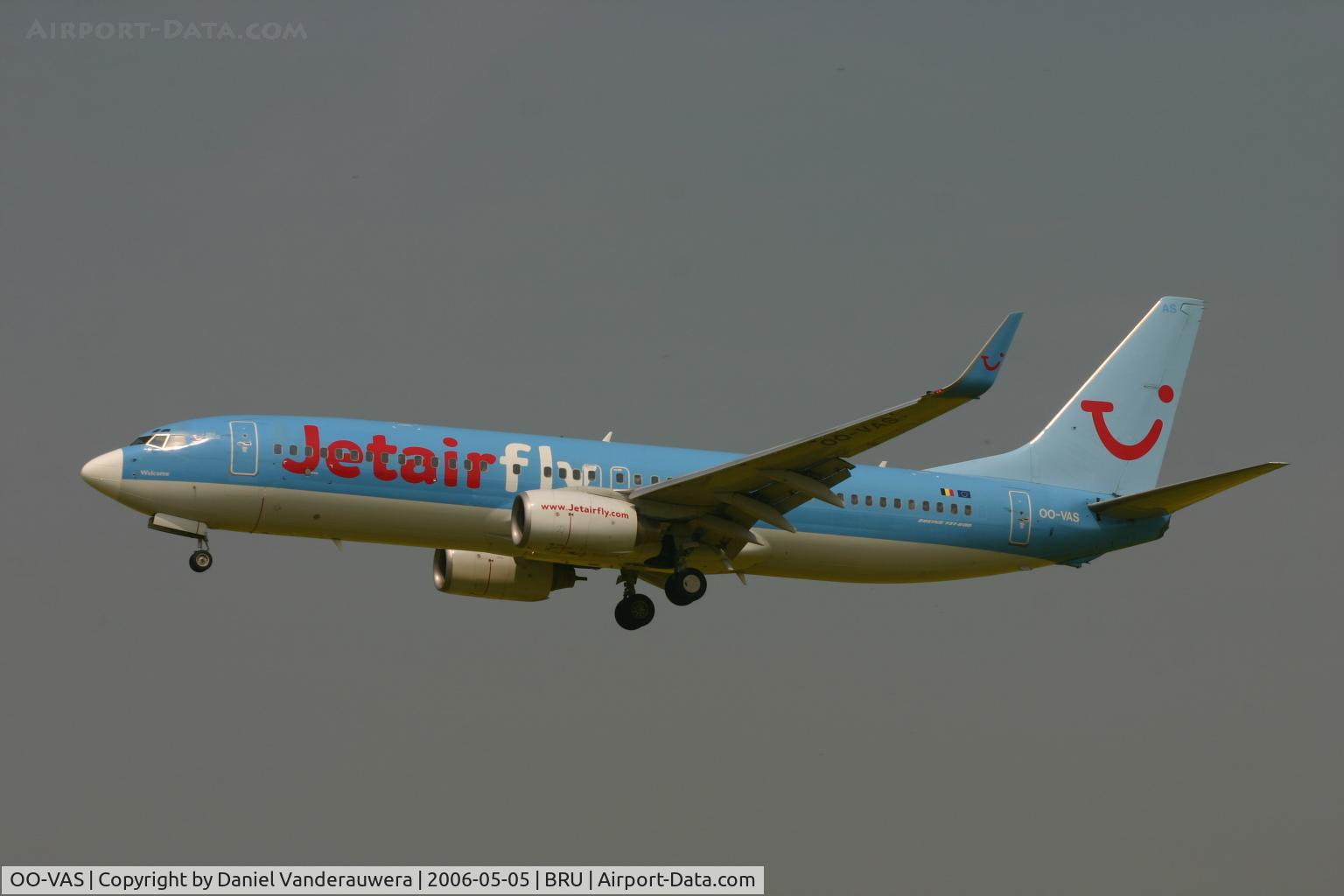 OO-VAS, 2002 Boeing 737-86Q C/N 30285, short to land on rnw 25L