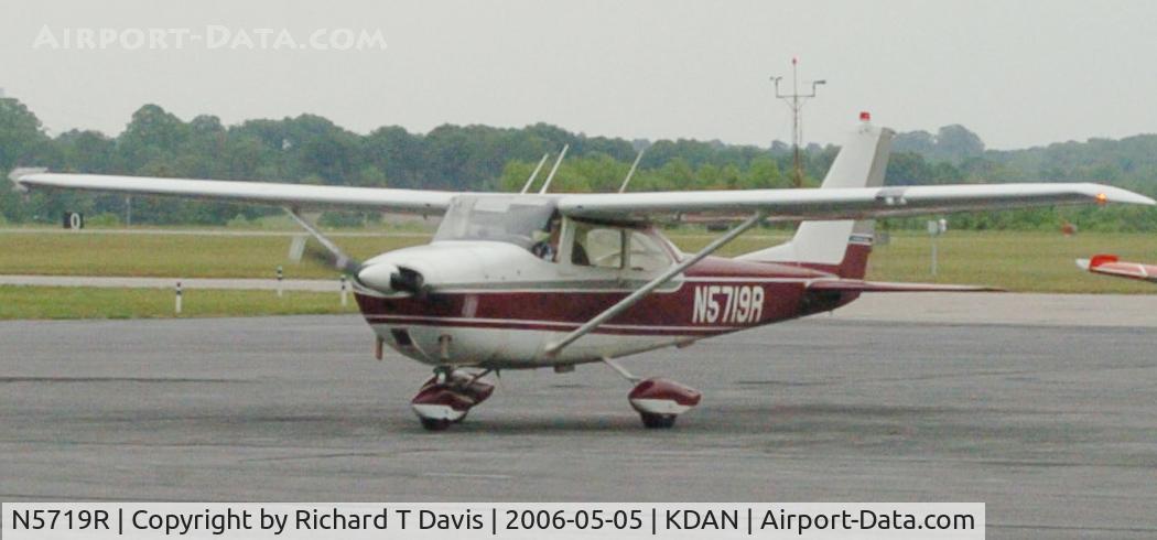 N5719R, 1965 Cessna 172F C/N 17253383, 1965 Cessna 172F  taxis in for fuel in Danville Va.