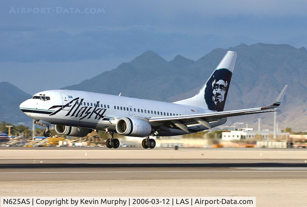 N625AS, 2001 Boeing 737-790 C/N 30792, Alaskan 737 touching down in the evening sun.