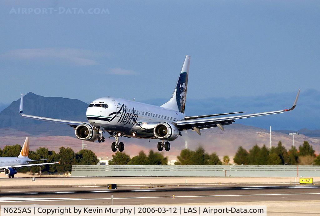 N625AS, 2001 Boeing 737-790 C/N 30792, You have to love the late light in Vegas.