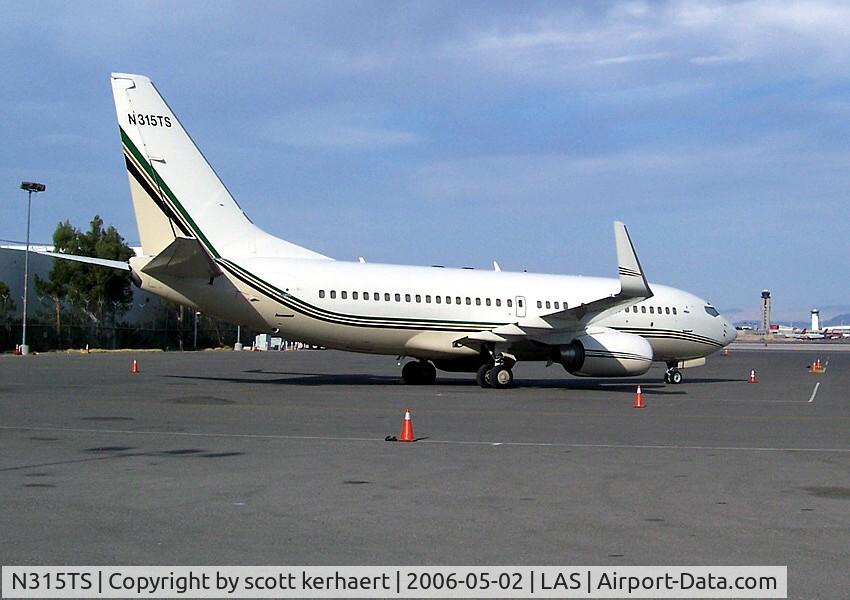 N315TS, 2000 Boeing 737-7CU C/N 30772, On the Signature ramp in Vegas