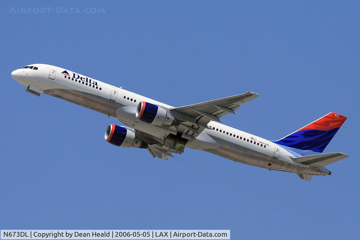 N673DL, 1992 Boeing 757-232 C/N 25978, Delta Airlines N673DL (FLT DAL1623) climbing out from RWY 25R enroute to Cincinnati Northern Kentucky Int'l (KCVG), Ohio.