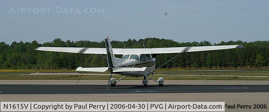 N1615V, 1974 Cessna 172M C/N 17263693, The over-wing stripes are a nice touch
