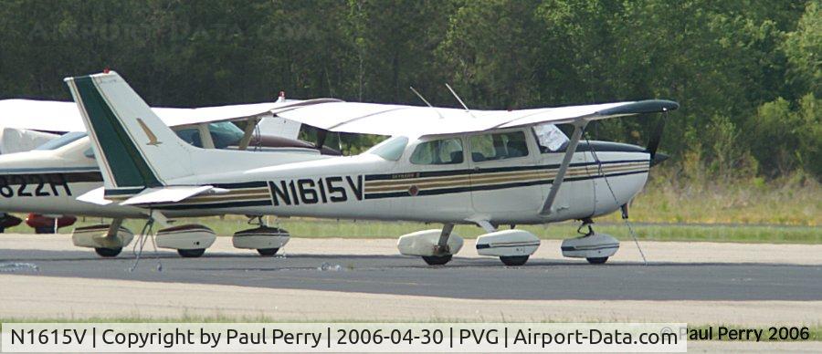 N1615V, 1974 Cessna 172M C/N 17263693, Totally striped C-172M, sides and wings