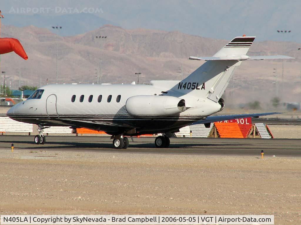 N405LA, 2005 Raytheon Hawker 800XP C/N 258726, Western Asset Management Co. / 2005 Raytheon Aircraft Company HAWKER 800XP - Holding short for take-off on RWY 12R