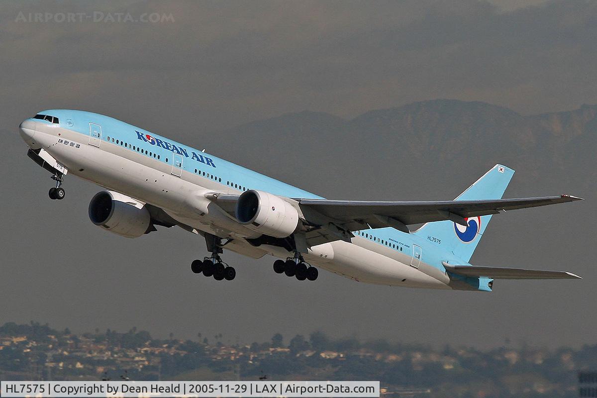 HL7575, 2000 Boeing 777-2B5/ER C/N 28445, Korean Air HL7575 departing LAX RWY 25R enroute to Seoul, Korea.