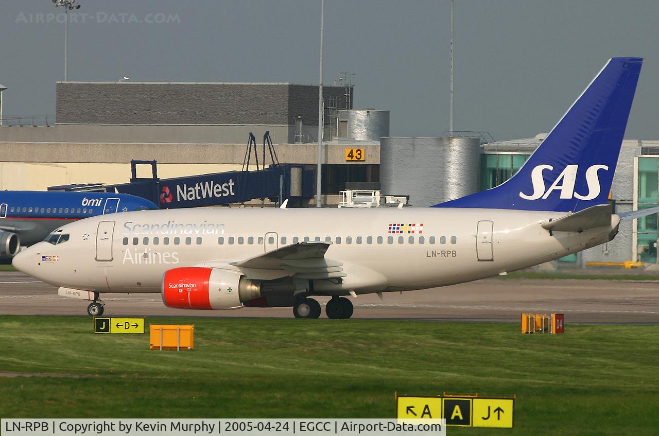 LN-RPB, 1998 Boeing 737-683 C/N 28294, Goimg to the gate.