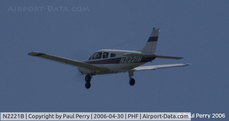 N2221B, 1978 Piper PA-28-181 C/N 28-7990128, In the traffic pattern at Newport News Intl