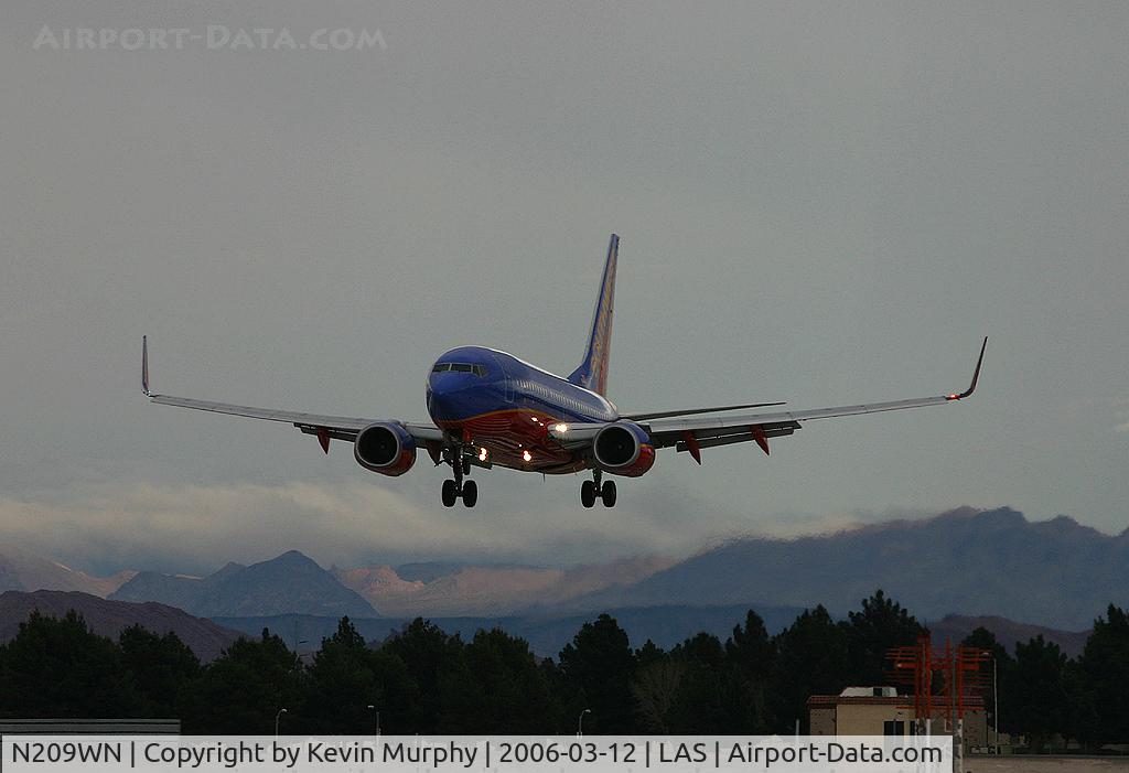 N209WN, 2005 Boeing 737-7H4 C/N 32484, Coming into Vegas at Dusk.