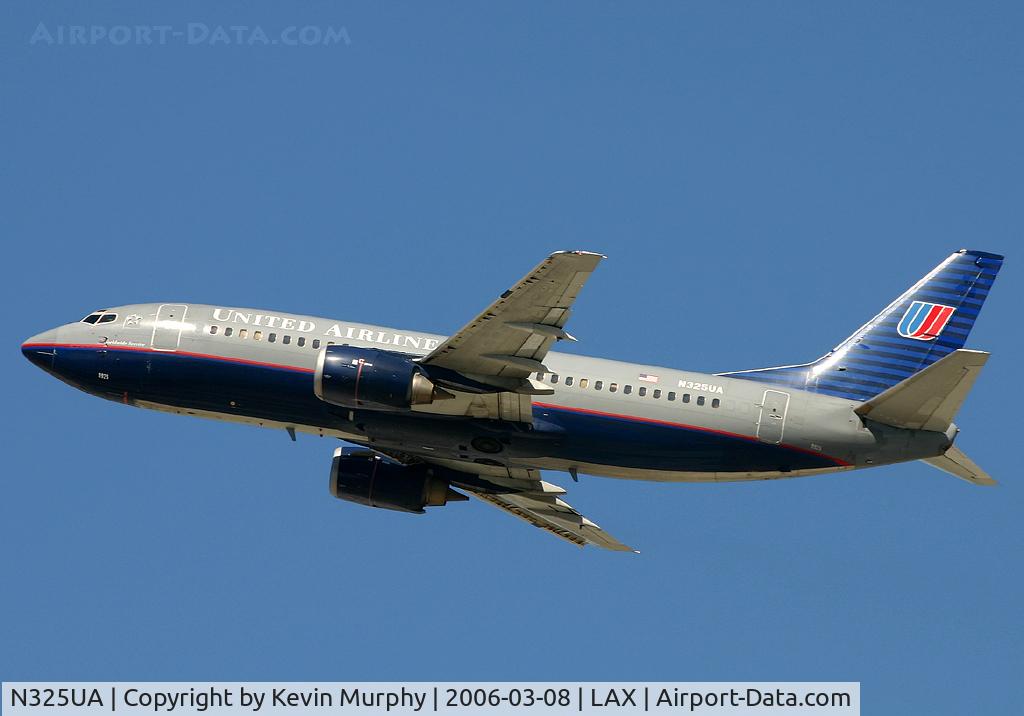 N325UA, 1988 Boeing 737-322 C/N 23957, Uniteds 737 blasting from LAX.