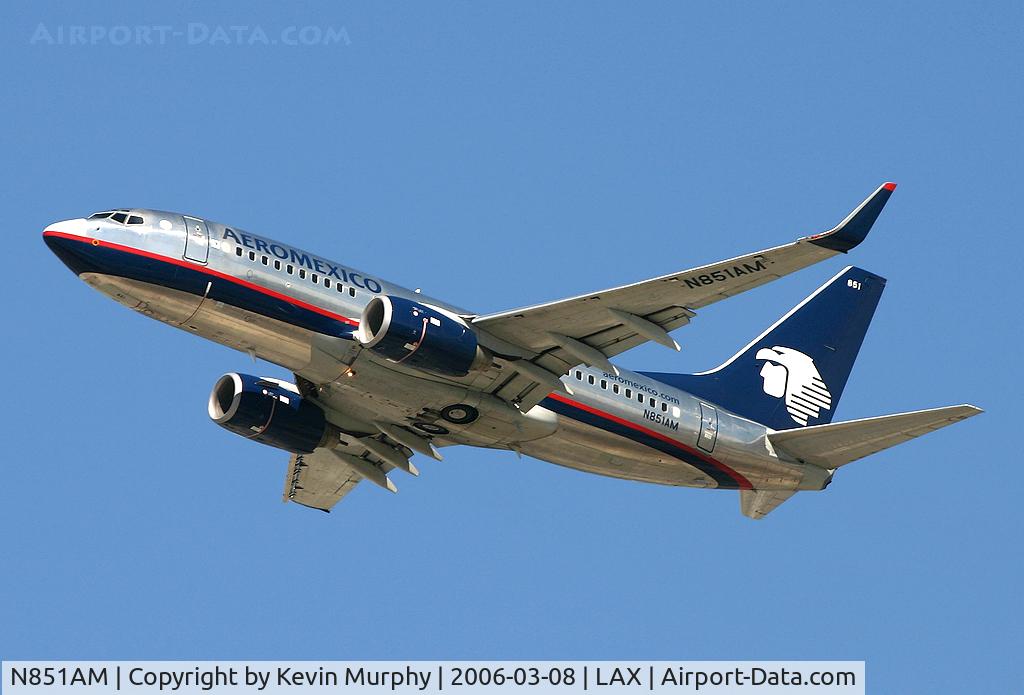 N851AM, 2003 Boeing 737-752 C/N 29363, Shiny beast departing Los Angeles.