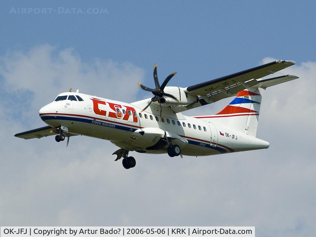 OK-JFJ, 2004 ATR 42-500 C/N 623, landing on rwy 25 - CSA - Atr 42-500