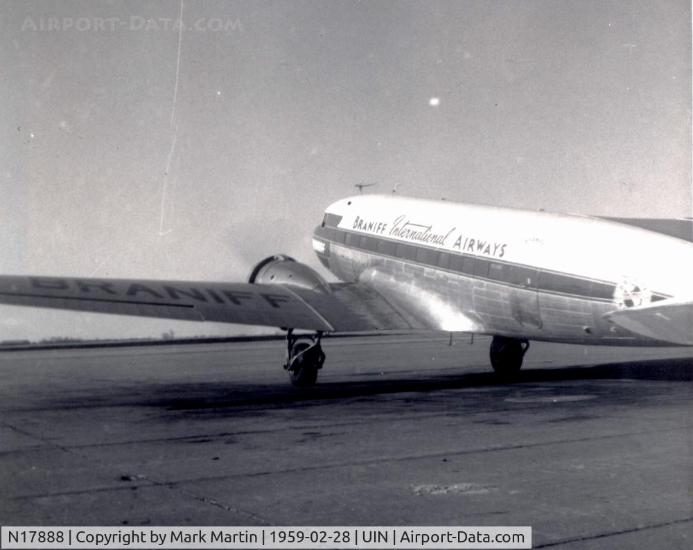 N17888, 1972 Schweizer SGS 2-33A C/N 258, Last BNF through Quincy, Il. Captain Thompson, FO Cole, Hostess Langland