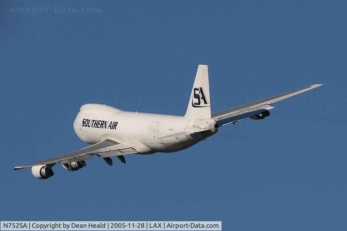 N752SA, 1976 Boeing 747-228F C/N 21255, Southern Air N752SA making a left turn while climbing out from RWY 25L.