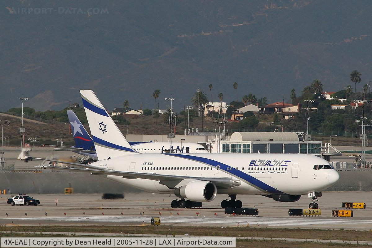 4X-EAE, 1990 Boeing 767-27E/ER C/N 24832, EL AL Israel Airlnes 4X-EAE being followed by Airport Police after arrival.