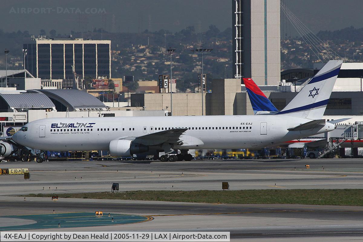 4X-EAJ, 1991 Boeing 767-330/ER C/N 25208/381, EL AL Israel Airlines 4X-EAJ taxiing to the gate.