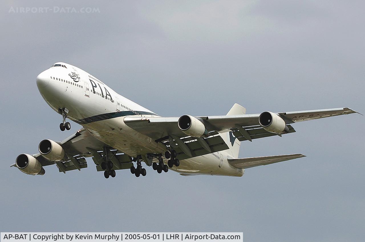 AP-BAT, 1980 Boeing 747-240B C/N 22077, Superb looking 747 on short finals to 27L.