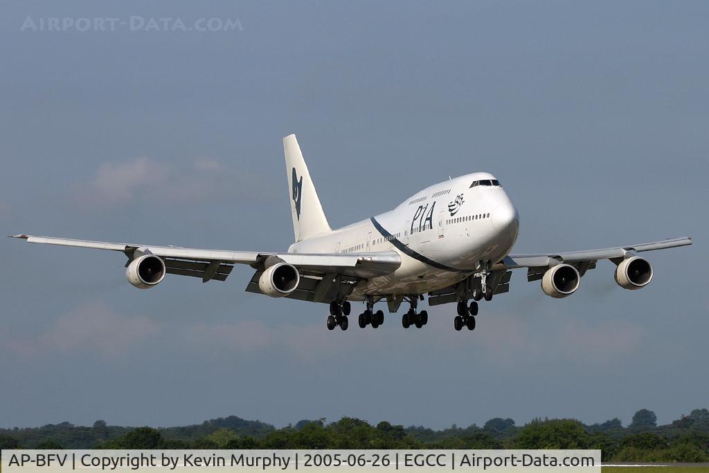 AP-BFV, 1986 Boeing 747-367 C/N 23534, Coming into 06R.