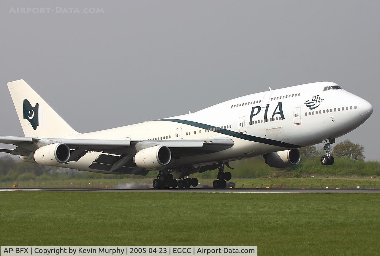 AP-BFX, 1987 Boeing 747-367 C/N 23709, Smokey touchdown on 06R.